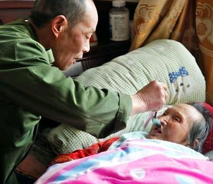 大貨車失控丈夫推開妻子，自己倒在血泊中，出殯當天算命先生說：你家還差口棺材
