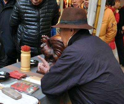 大貨車失控丈夫推開妻子，自己倒在血泊中，出殯當天算命先生說：你家還差口棺材