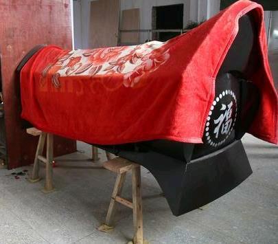大貨車失控丈夫推開妻子，自己倒在血泊中，出殯當天算命先生說：你家還差口棺材