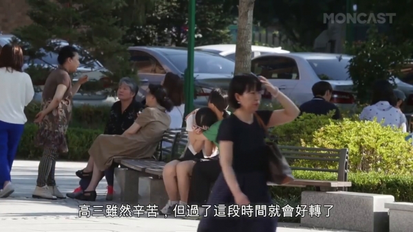 被升學壓力壓的喘不過氣的少女，想要尋求一個擁抱，如果是你會怎麼做?