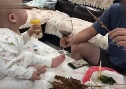 媽媽不在家時，爸爸都是怎樣帶娃的？寶爸的帶娃方式讓人笑噴了 !