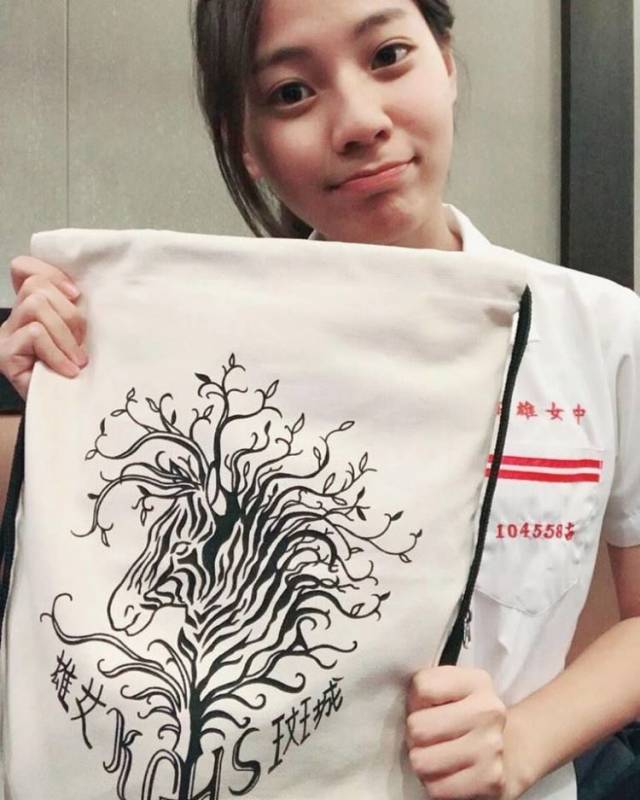 雄女正妹國中畢業影片外洩！「嬌喊求放過」超純模樣曝光急下架 網驚：真的__叫（片）