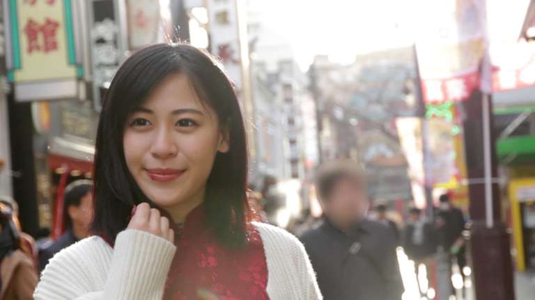 淚送女友去日本求學，和朋友看「愛情動作片」竟發現女友就是女主角