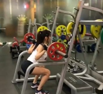 最強美魔女牙醫！50歲超正媽和女兒自拍「以為是姊妹」　私下「火辣S線照」曝光翻身人氣網紅！