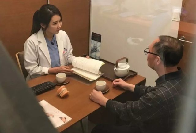 最強美魔女牙醫！50歲超正媽和女兒自拍「以為是姊妹」　私下「火辣S線照」曝光翻身人氣網紅！