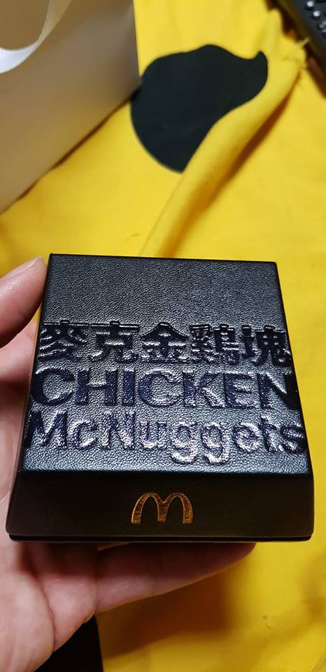 幸運兒接中獎電話以為詐騙　現場開心收下「純金麥克雞塊」...形狀卻醜到讓網狂歪樓