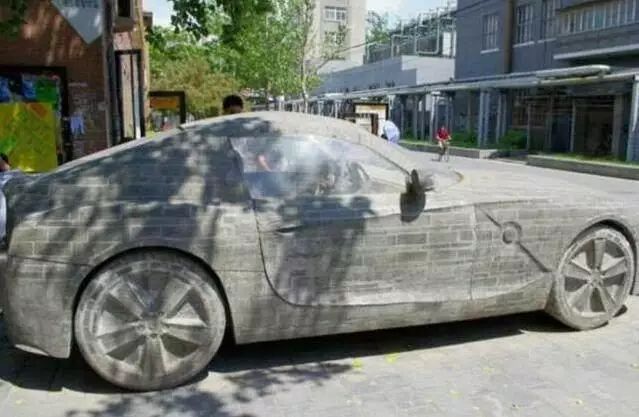 窮光蛋花5年磨出「BMW石頭車」內裝也超逼真，BMW總公司得知後「送一台真的給他」！
