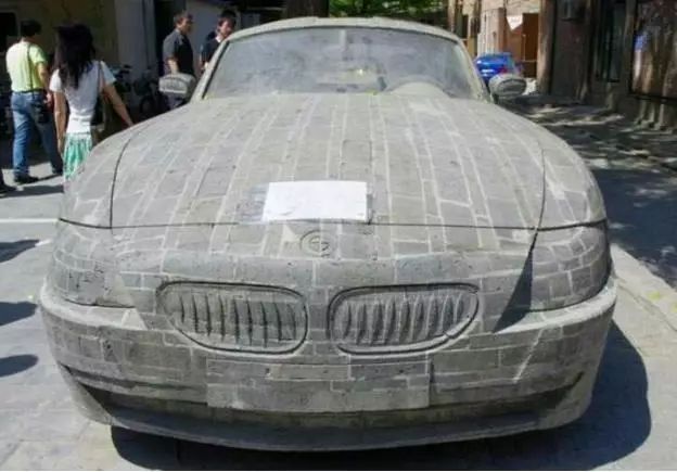 窮光蛋花5年磨出「BMW石頭車」內裝也超逼真，BMW總公司得知後「送一台真的給他」！