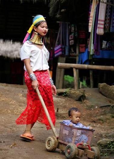 實拍泰國「長頸族」女人：銅環一生只能摘下三次，取下後情景讓人落淚！