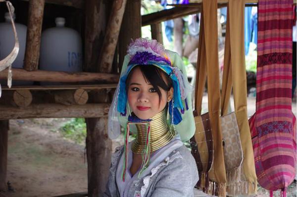 實拍泰國「長頸族」女人：銅環一生只能摘下三次，取下後情景讓人落淚！