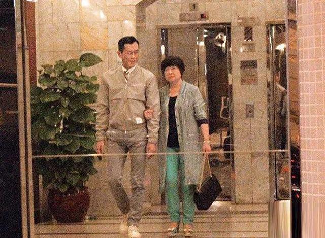 古天樂帶媽媽到名下餐廳吃飯，全程「貼心夾菜」無微不至！母子「甜蜜勾手」宛如情人