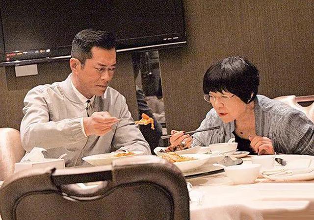 古天樂帶媽媽到名下餐廳吃飯，全程「貼心夾菜」無微不至！母子「甜蜜勾手」宛如情人