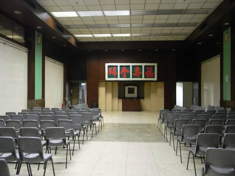 送飲料到殯儀館迷路！婦人好心指路，她抵達後「驚見對方遺照」，家屬：「我媽生前最愛喝！」