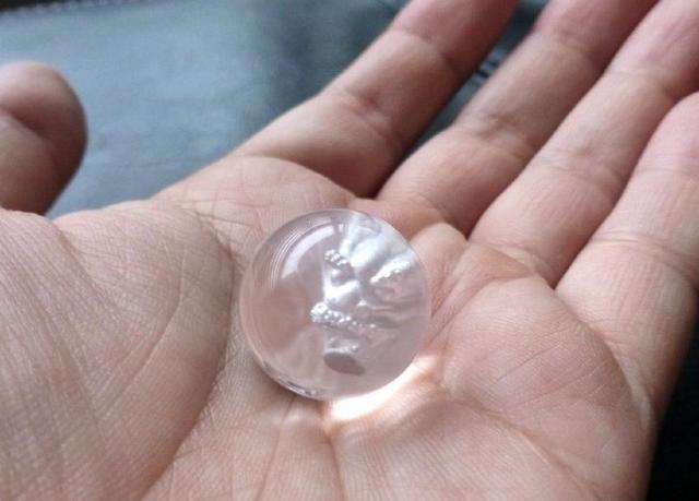 鋁箔金屬球落伍了？推特現在最夯的是把「保鮮膜」做成「玻璃球」！