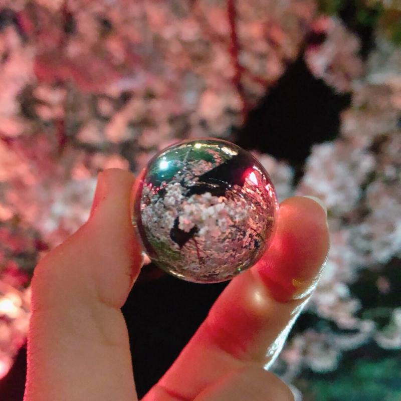 鋁箔金屬球落伍了？推特現在最夯的是把「保鮮膜」做成「玻璃球」！