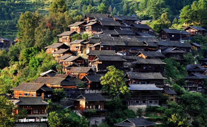 大陸旅遊，去苗寨時千萬別接苗族正妹遞的「布」，導遊：那可不是擦汗的，接了你就脫不了身
