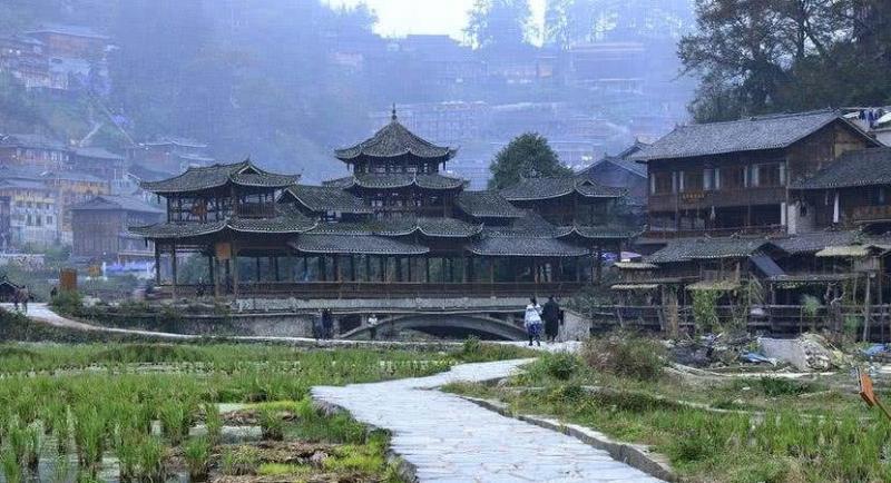 大陸旅遊，去苗寨時千萬別接苗族正妹遞的「布」，導遊：那可不是擦汗的，接了你就脫不了身