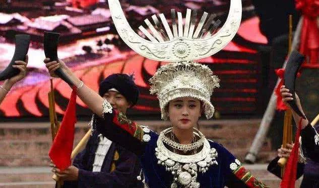 大陸旅遊，去苗寨時千萬別接苗族正妹遞的「布」，導遊：那可不是擦汗的，接了你就脫不了身