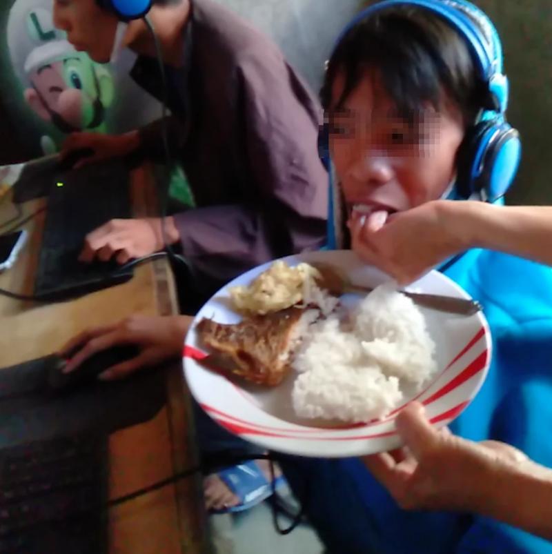 連打48hr！男童成電玩喪屍 溺愛媽徒手餵食：吃一下吧