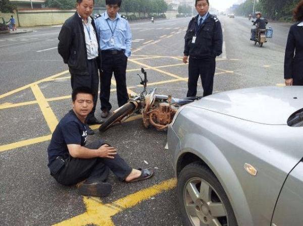 新型「碰瓷」來了，碰到最少被訛兩萬起步，有行車記錄儀也沒用，車主小心了