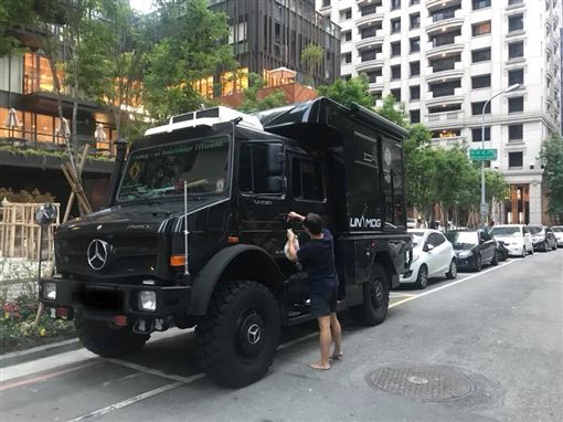 賓士千萬露營車溢出停車格！　網瞄到「赤腳車主」驚：是幹大事的人 