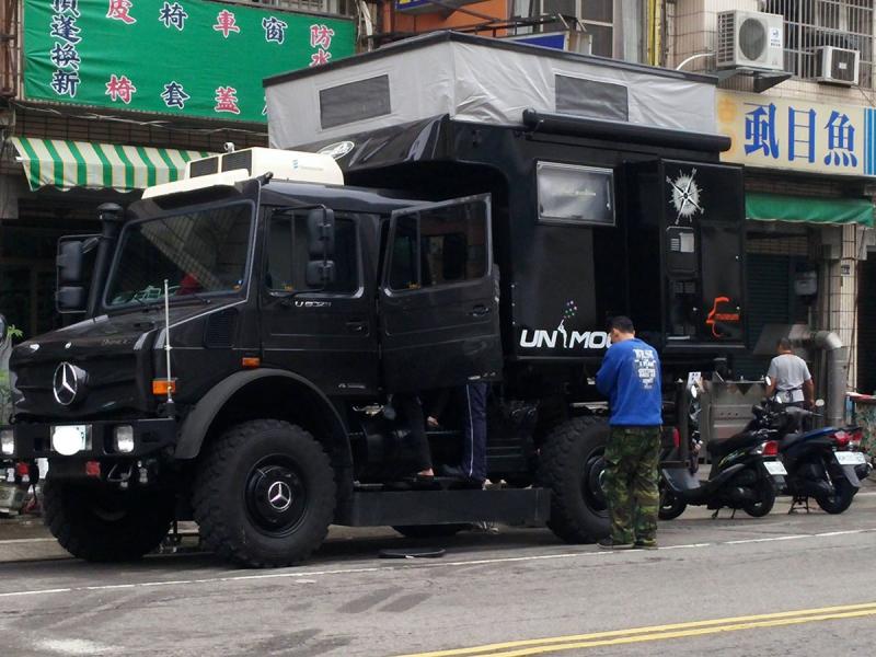 賓士千萬露營車溢出停車格！　網瞄到「赤腳車主」驚：是幹大事的人 