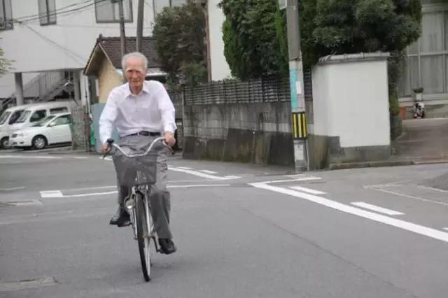 日本前首相的退休生活，住130年的老房子，騎車給夫人買藥，臨別鞠躬送行：除了養老金，什麼都沒有