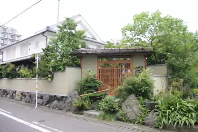 日本前首相的退休生活，住130年的老房子，騎車給夫人買藥，臨別鞠躬送行：除了養老金，什麼都沒有
