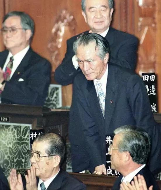 日本前首相的退休生活，住130年的老房子，騎車給夫人買藥，臨別鞠躬送行：除了養老金，什麼都沒有