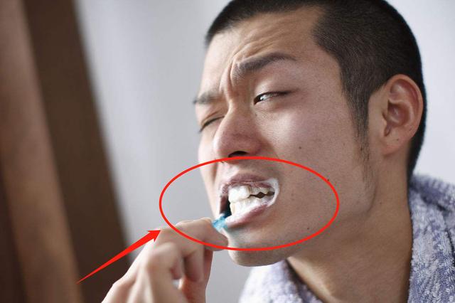 胃酸會引起口臭？除了要養腸胃，還要做好這4件事，預防胃病口臭