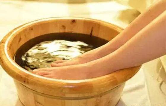 為什麼腳一踩地就疼到不行？中醫四大驗方讓你告別足跟痛。！！