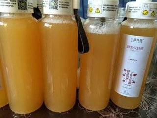 這種飲料叫【紅棗酵素】在家自己做，簡單自製，經常喝治腰痛，喝出好氣色