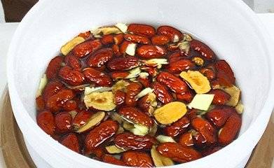 這種飲料叫【紅棗酵素】在家自己做，簡單自製，經常喝治腰痛，喝出好氣色