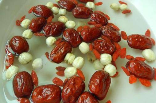 月經量變少怎麼辦？ 婦科醫生：常喝3種水、少吃2種肉，幫你養護子宮！