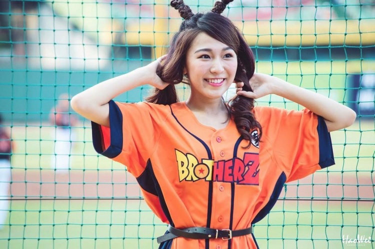寶島自產U值啦啦隊正妹！一雙「逆天長腿」身材辣到爆...甜美笑容圈粉無數：愛上職棒了