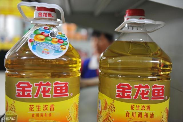 洗碗池裡一定要放個油桶提手，作用太棒了，全家人都搶著用 !