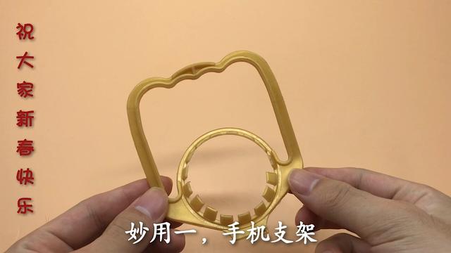 洗碗池裡一定要放個油桶提手，作用太棒了，全家人都搶著用 !
