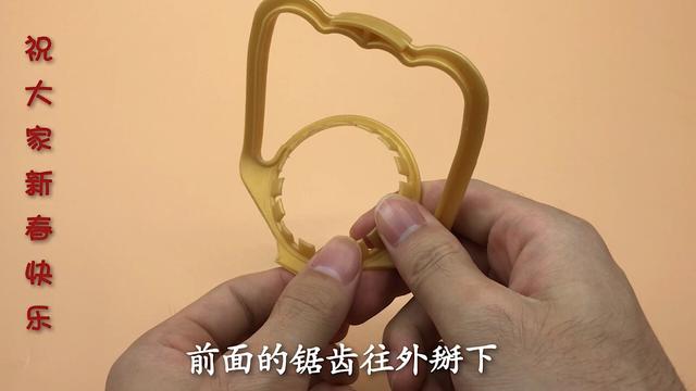 洗碗池裡一定要放個油桶提手，作用太棒了，全家人都搶著用 !