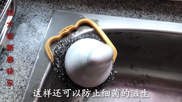洗碗池裡一定要放個油桶提手，作用太棒了，全家人都搶著用 !