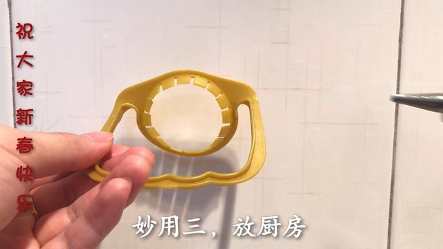 洗碗池裡一定要放個油桶提手，作用太棒了，全家人都搶著用 !