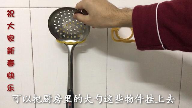 洗碗池裡一定要放個油桶提手，作用太棒了，全家人都搶著用 !