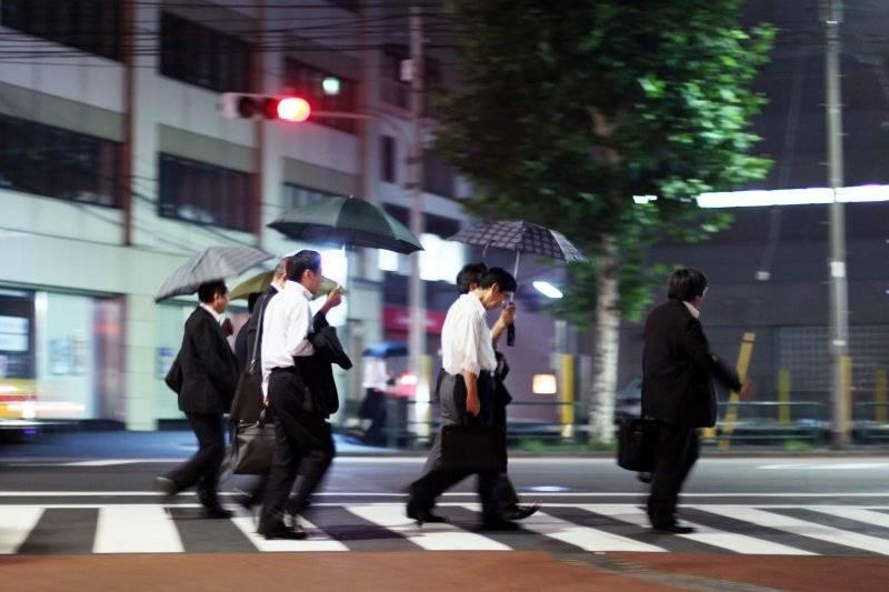 男子一個月「賺4萬5存不到錢」讓他超苦惱，當他PO出「收支明細」後....網友怒轟：你活該！