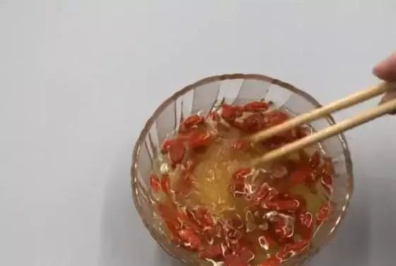 枸杞買回家不要直接吃，乾貨店老闆教我一招，沒想到這麼實用