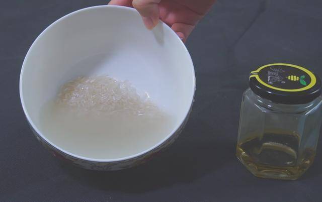 臉上長脂肪粒不要用手擠，教你3個小妙招，就能快速去除脂肪粒！ !