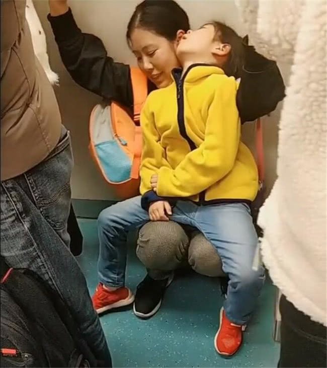 寶媽抱著熟睡女兒坐地鐵，全程沒人讓座，媽媽最後的表情讓人忍不住淚目
