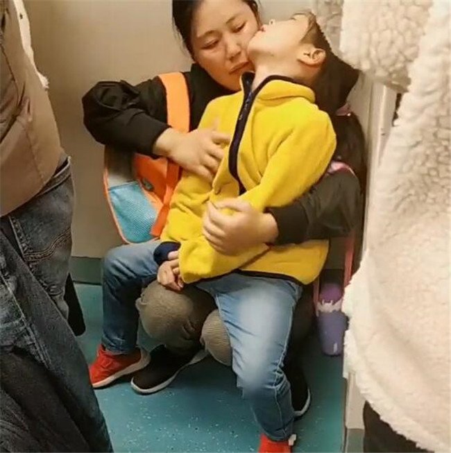 寶媽抱著熟睡女兒坐地鐵，全程沒人讓座，媽媽最後的表情讓人忍不住淚目