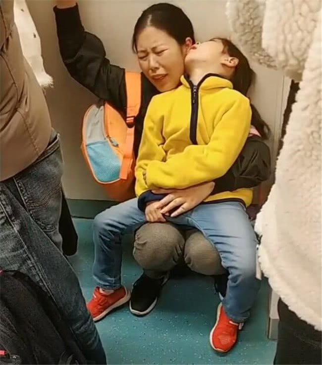 寶媽抱著熟睡女兒坐地鐵，全程沒人讓座，媽媽最後的表情讓人忍不住淚目