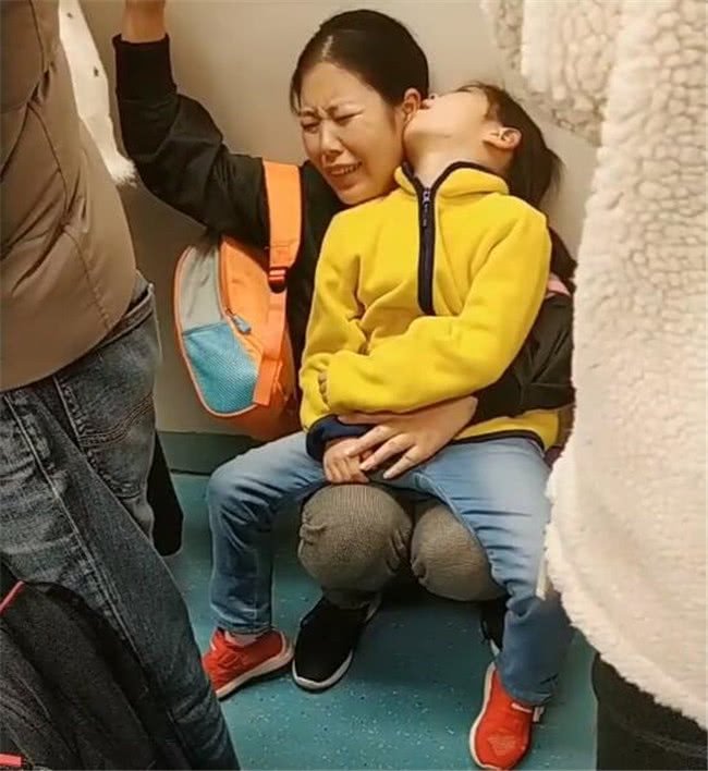 寶媽抱著熟睡女兒坐地鐵，全程沒人讓座，媽媽最後的表情讓人忍不住淚目