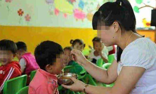 4歲女童一嘴小黑牙，兒科醫生：不是因為糖，而是家長的這種行為