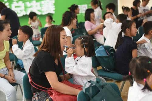 4歲女童一嘴小黑牙，兒科醫生：不是因為糖，而是家長的這種行為